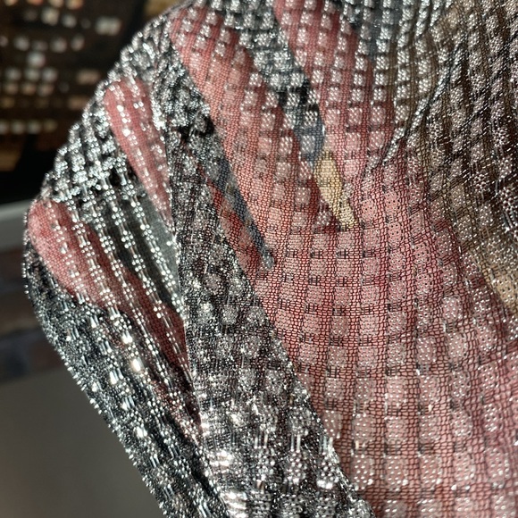 INCERUN - NWT - top: sheer black & silver l/s w collar and button cuffs - L - Picture 13 of 16